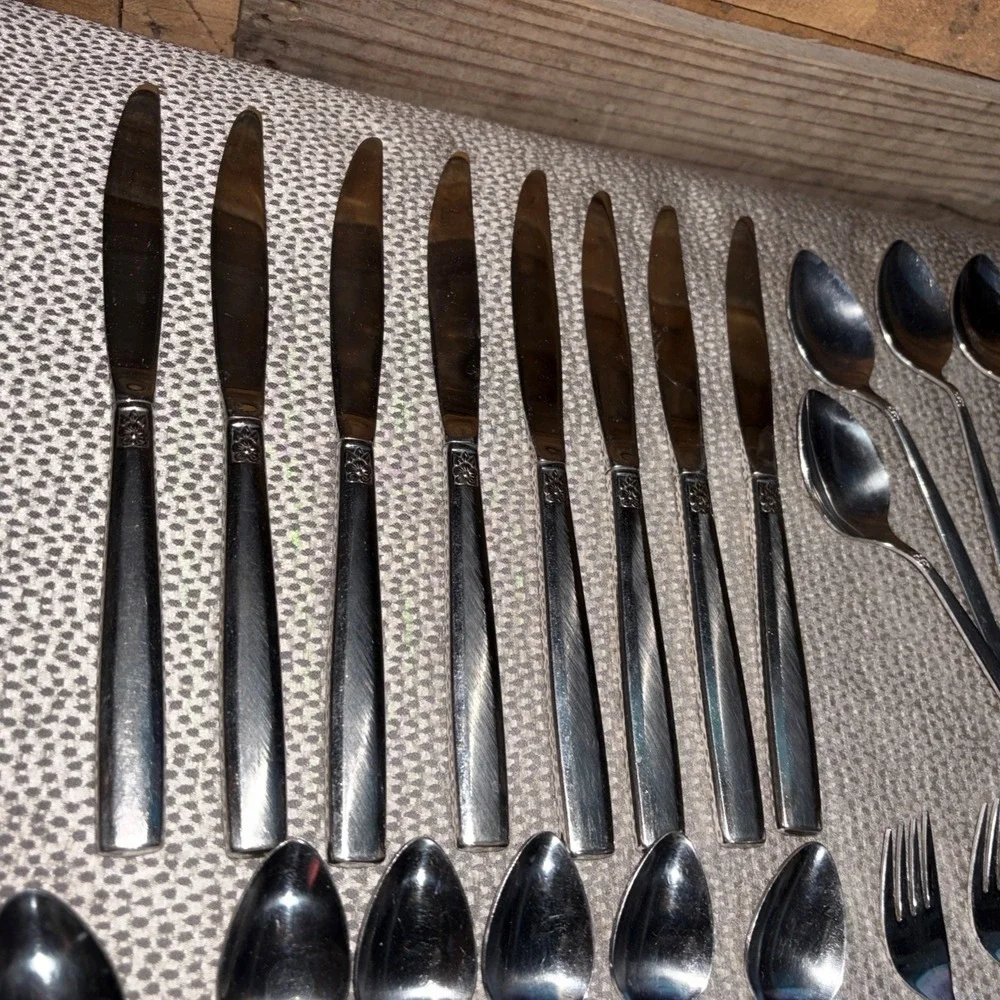 Oneida Melissa Stainless Steel 1881 Roger Silverware Flatware 33 Pieces Vintage